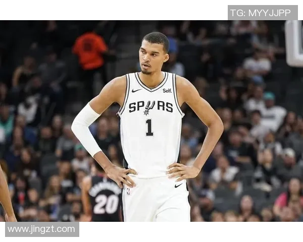 文班亚马首场比赛表现亮眼5次盖帽与字母哥隔扣引发热议